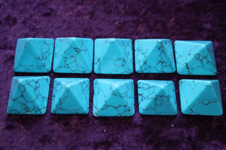 Pyramid 20mm - Blue Howlite